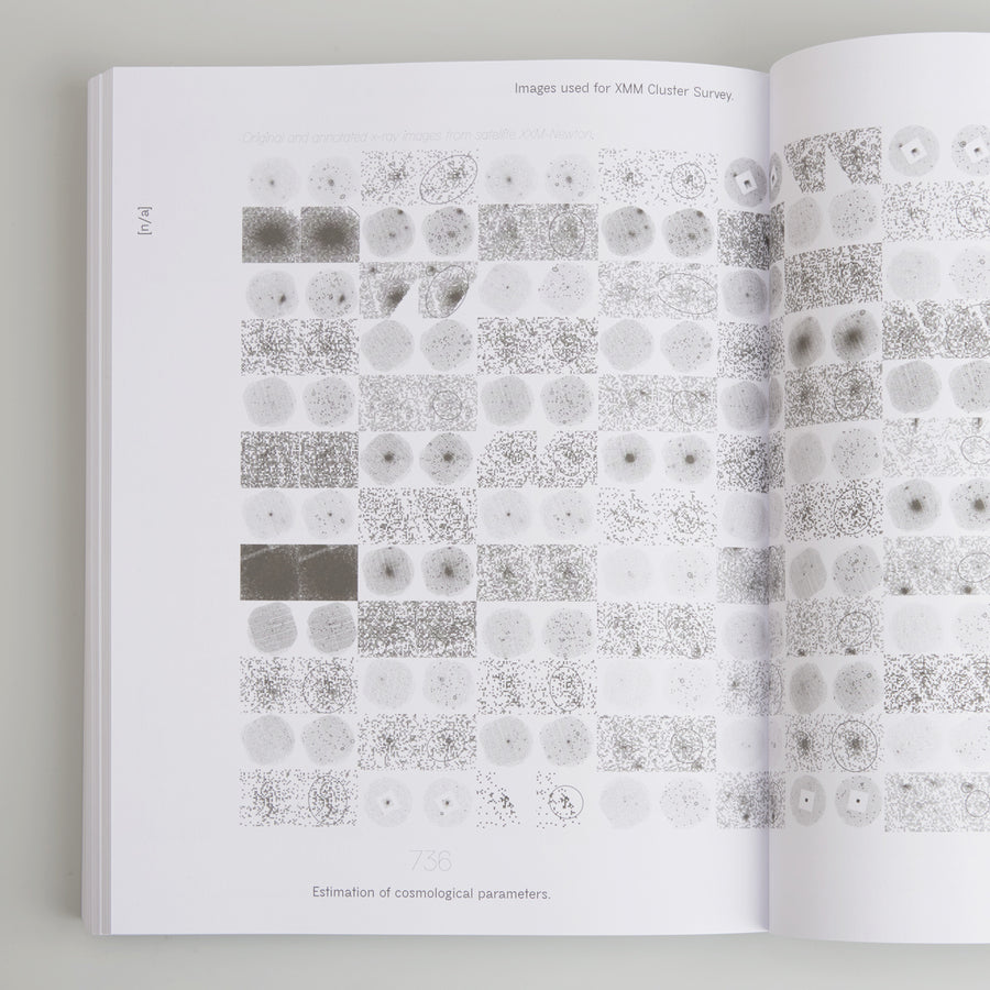 Konstboken Data är fylld av bilder och information om forskning och experiment.