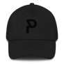 Svart keps med svart broderat P