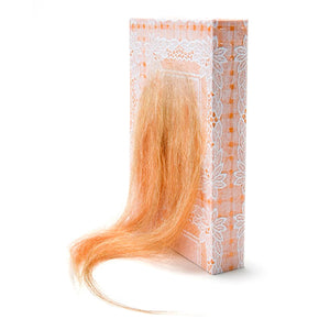 Orange boklåda med vit spets och orange hår. Konstnär C.Flink 