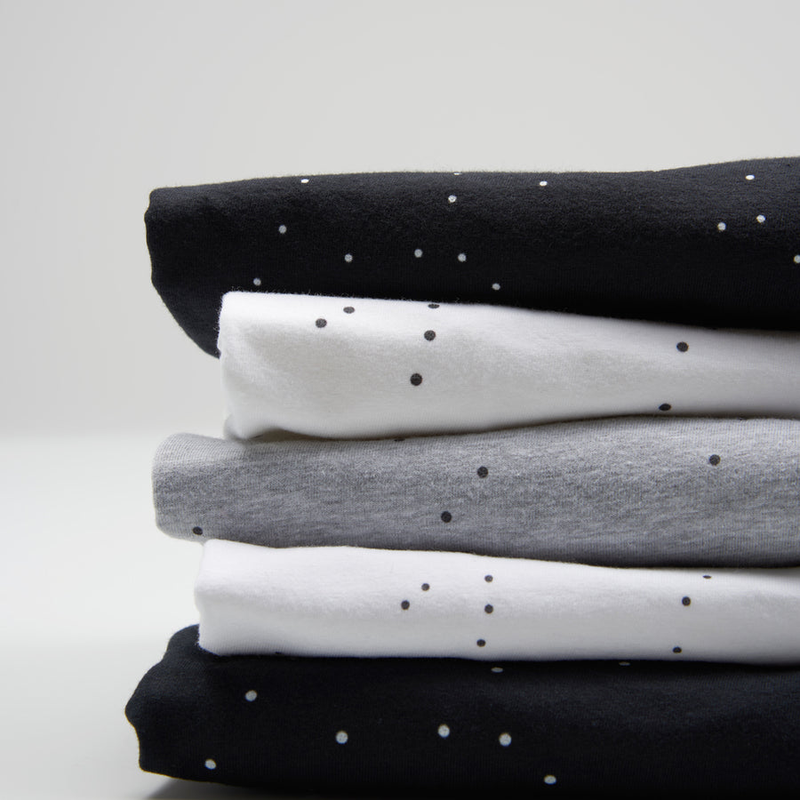 Mönstret Correlations finns i flera varianter på vita, ljusgrå och svarta t-shirts.