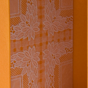 Boklådans insida är klädd med orange tyg och vit plastspets