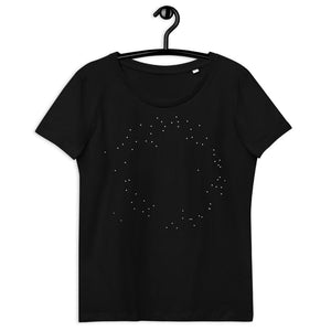 Det vitprickiga mönstret "Correlations" på svart figurformad T-shirt.